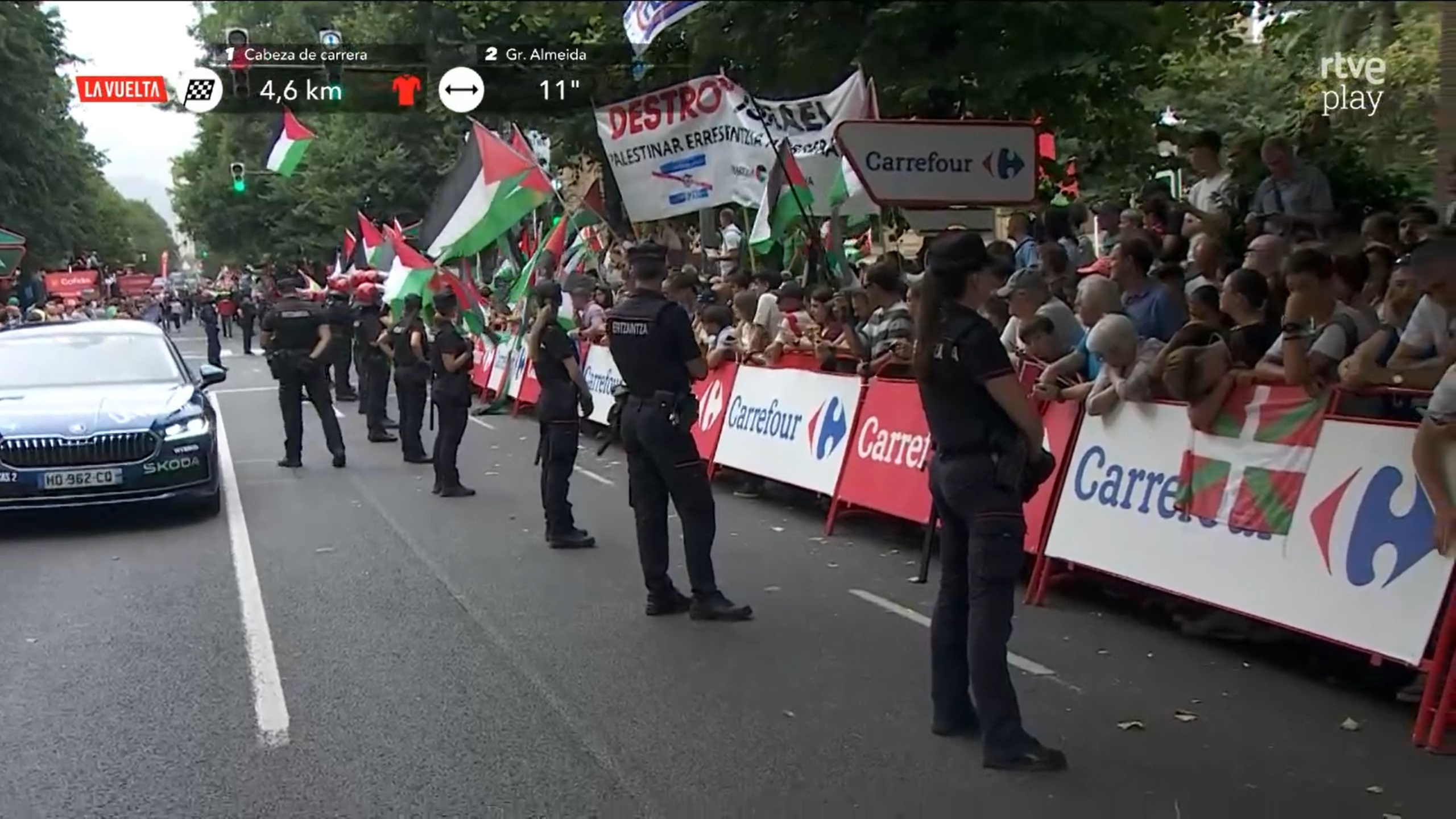 Pro-palestinska anhängare orsakar ett abrupt slut på La Vuelta etapp 11, som slutar utan någon vinnare