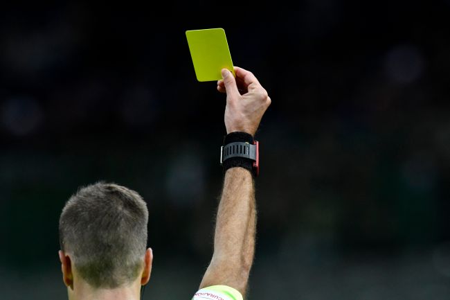 Sevilla-spelare arresterad, anklagad för att ha tvingat fram gula kort så att hans vänner kunde tjäna pengar på vad