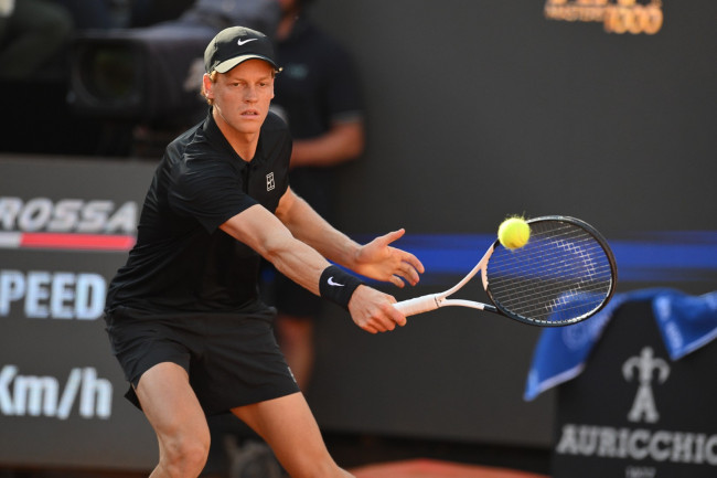 Jannik Sinner UT ur Roland Garros efter att ha behövt en kontroversiell medicinsk timeout