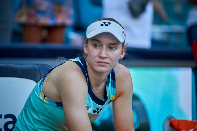 Elena Rybakina vägrade ta ett foto med WTA:s VD efter att ha slagit Sabalenka i finalen