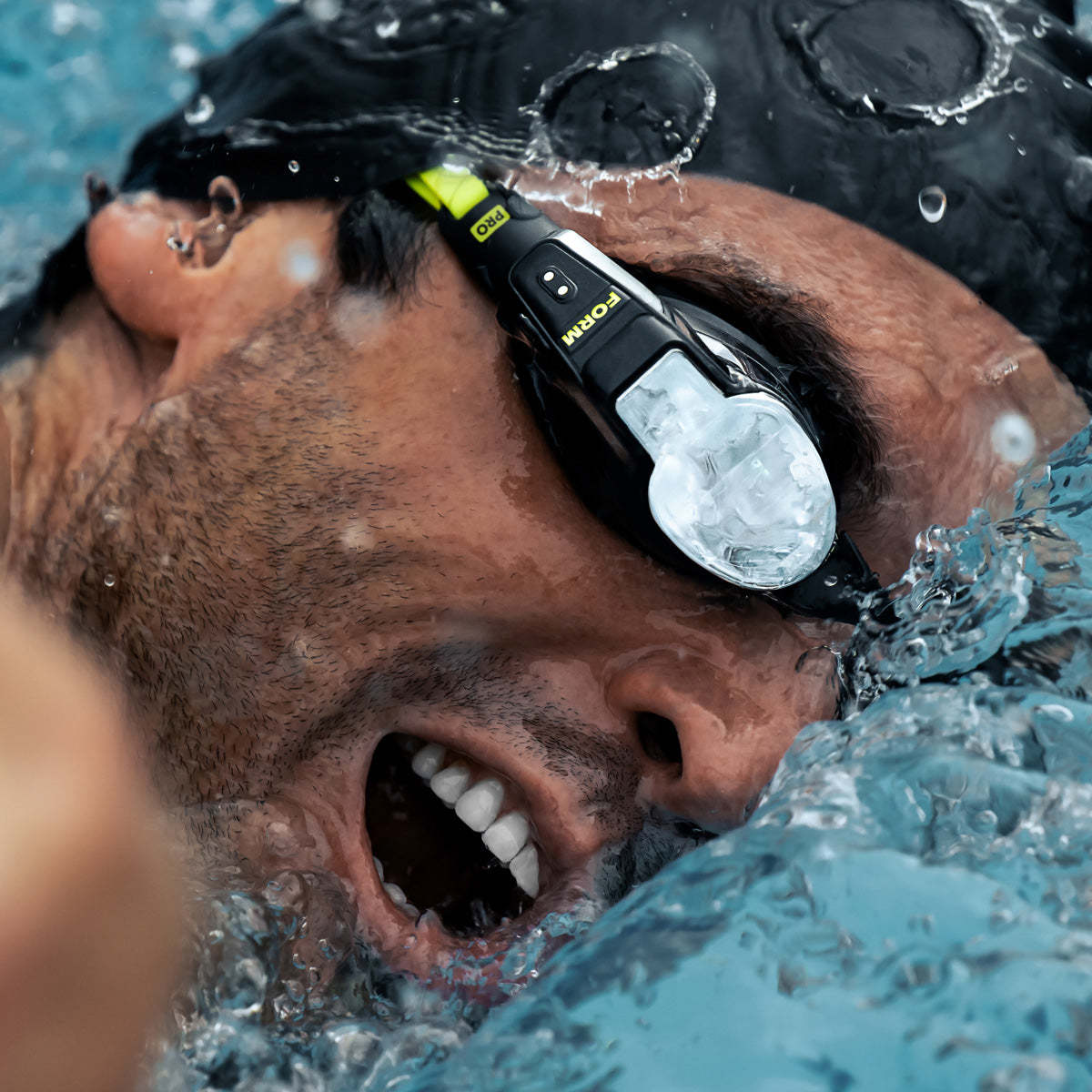 Forms senaste Smart Swim-glasögon har uppgraderats för att ha de första Gorilla Glass-linserna i sitt slag