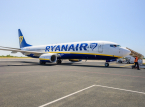 Man h&ouml;ll p&aring; att sugas ut genom ett f&ouml;nster p&aring; Ryanair-flygning