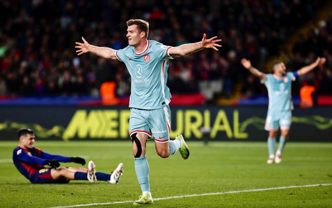 Atleti chockar Barcelona med ett 90+6 mål och tar över ligaledningen