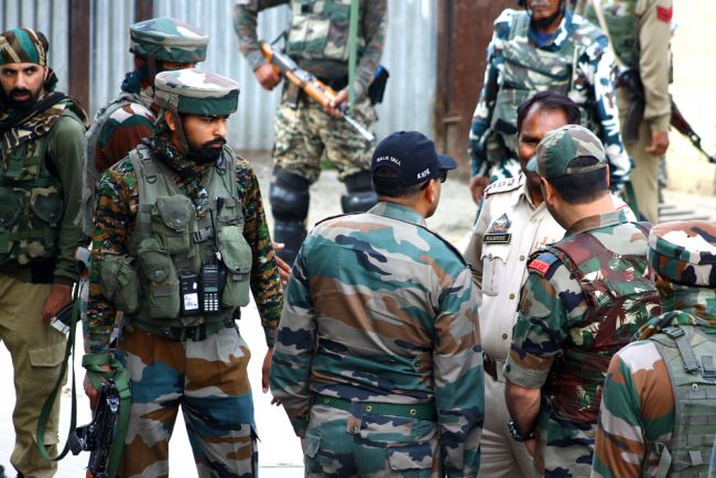 Kashmir: Spänningarna eskalerar när Pakistan testar missiler och Indien beordrar säkerhetsövningar
