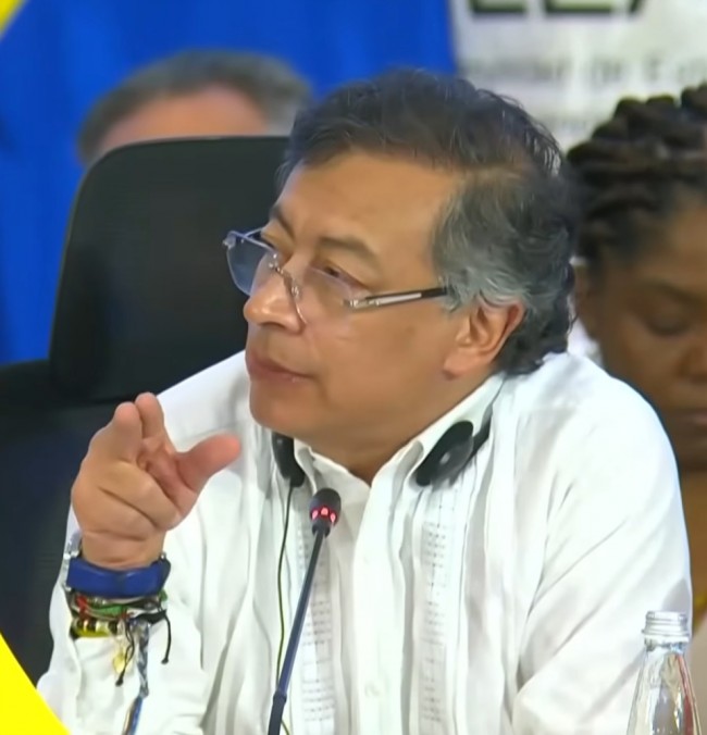 Colombias Petro varnar för att han skulle "ta till vapen igen" om Trump attackerar