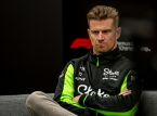 Nico Hülkenberg gratuleras av F1-förarna efter sin första pallplats på 15 år
