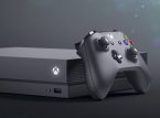 En Microsoft-anställd visar upp hur en Xbox One X byggs ihop