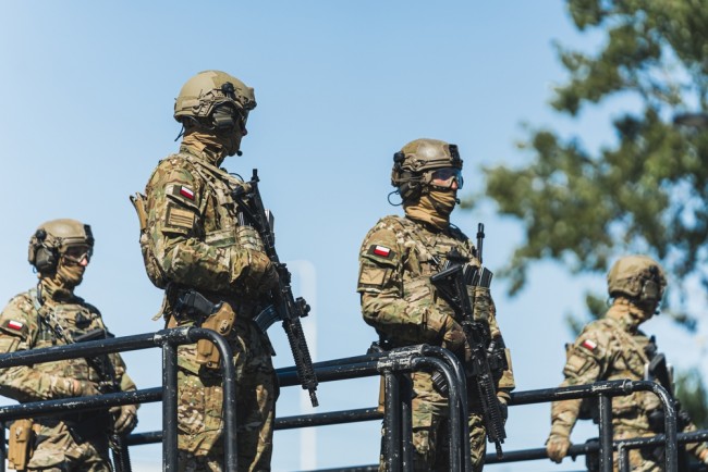 Polen kommer att sätta in 10 000 soldater för att bevaka infrastrukturen efter en rad ryska attacker