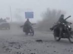 Video f&aring;ngar &ouml;gonblicket n&auml;r ryska trupper stormar in i Pokrovsk "Mad Max-stil" p&aring; motorcyklar och tak p&aring; misshandlade bilar och sk&aring;pbilar