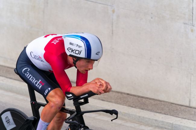 Kanadensisk cyklist som slutade från Israel-Premier Tech på grund av personliga övertygelser står inför ett skadeståndskrav på 30 miljoner euro