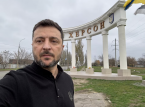 Zelenskyj bes&ouml;ker den bombade staden Cherson vid frontlinjen