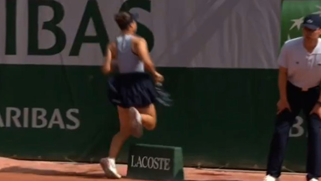 Roland Garros under kritik för farliga Lacoste-sponsrade skyltar: Spelare snubblar och skadar sig