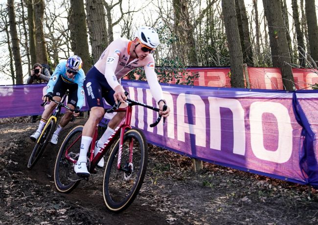 Mathieu van der Poel får alla sina cyclocross-kollegor att skämmas i världsmästerskapet i cyclocross
