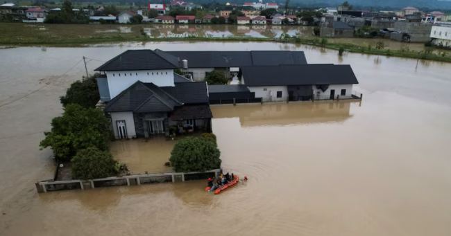 Dödstalet från Indonesiens översvämningar och jordskred överstiger 700