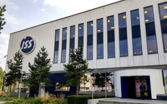 ISS under beskjutning: Vilken roll spelade den Danmark-baserade jätten i Hongkongs dödligaste brand på decennier