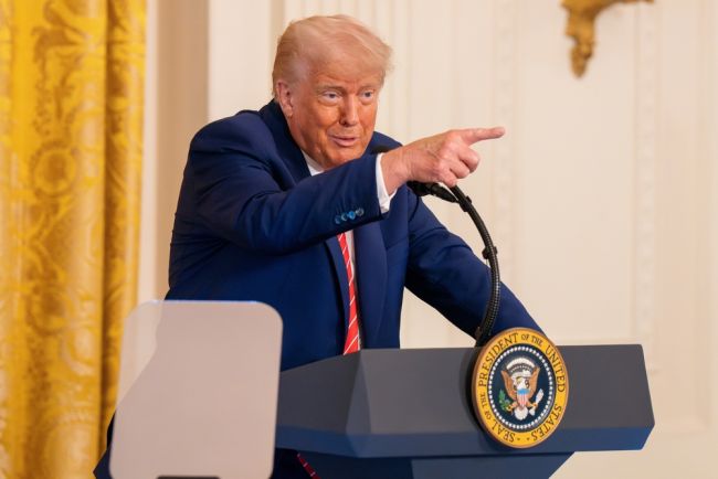 Trump signalerar nya tullar på Europas digitala regler