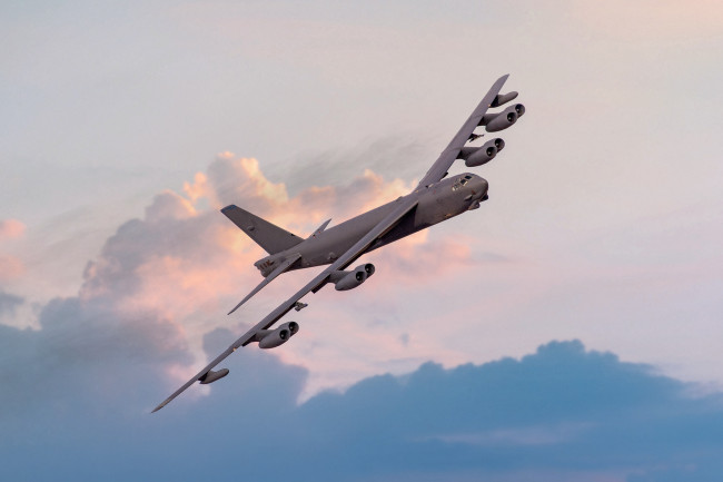 B-52-bombplan kraschar i Kalifornien och dödar åtta