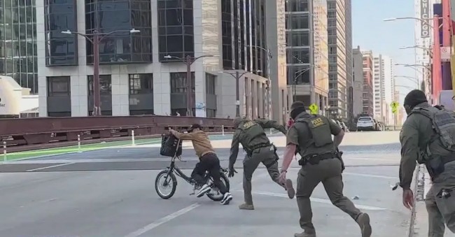 Video fångar ögonblicket när gränspatrullen jagar cyklist i Chicago efter att han skrikit "hej, jag är inte amerikansk medborgare"