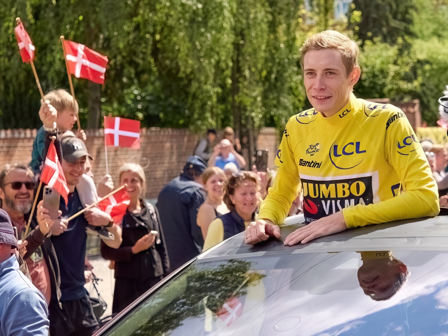 Jonas Vingegaards rörande gest med en ung fan som grät efter sitt fall i Tour de France
