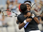 Serena Williams och Venus Williams, tillbaka efter fyra &aring;r, kommer att spela damdubbel i Wimbledon