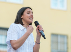 Se Irene Montero skriva under Grattis p&aring; f&ouml;delsedagen till Trump i Europaparlamentet som en protest mot EU:s h&aring;llning i Irankriget