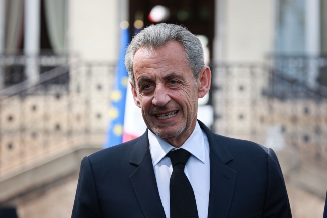 Sarkozy, tidigare fransk president, påbörjar ett femårigt fängelsestraff
