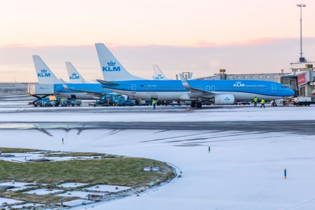 Snö och vind paralyserar Amsterdams Schiphol