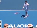 Den brittiske tennisspelaren Cameron Norrie undviker diskvalificering efter att ha träffat en åskådare med sitt racket