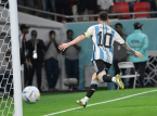 Leo Messi g&ouml;r hattrick och sl&aring;r VM-rekord med kontrovers om r&ouml;tt kort