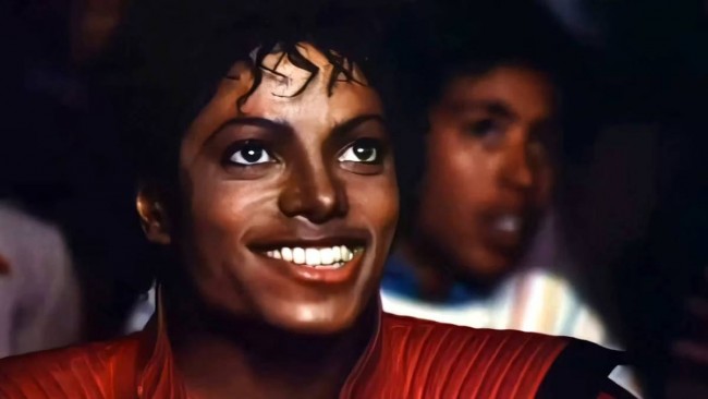 Michael Jackson återvänder till musiklistorna Topp 10 med enorm Halloween Thriller uppsving