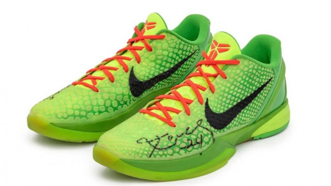 Kobe Bryants ikoniska "Grinch-sneakers" från julmatchen 2010 kommer att säljas för över 10 miljoner dollar