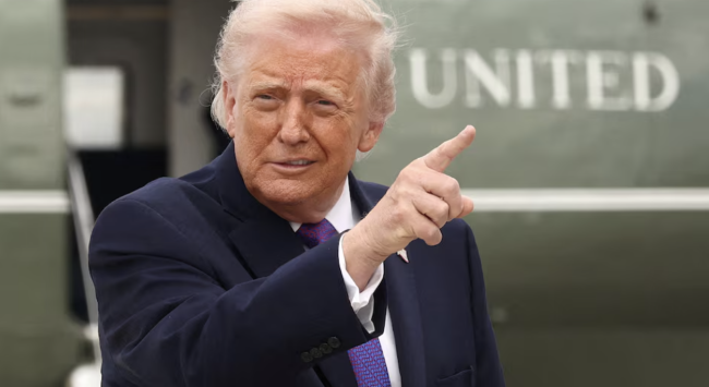 Trump lovar 5000 dollar till varje vuxen amerikan om republikanerna vinner mellanårsvalen