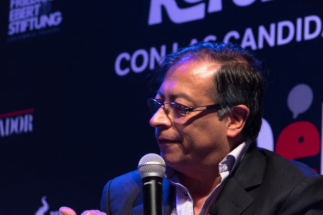 Colombias president Gustavo Petro kräver att regeringen avgår