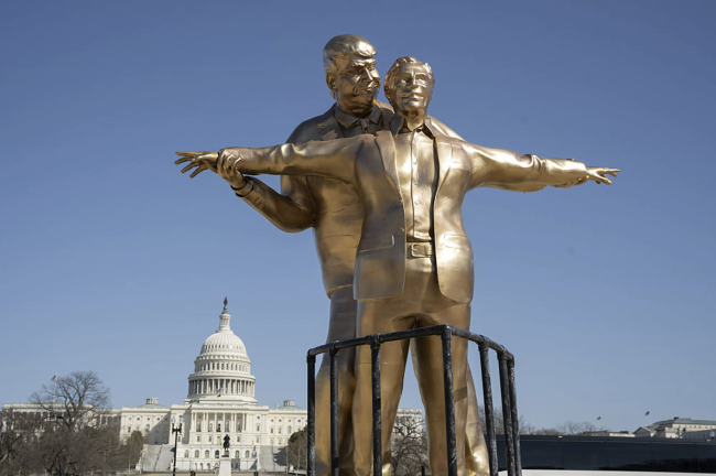 Ny satirisk staty i Washington avbildar Trump och Epstein som älskare från Titanic 
