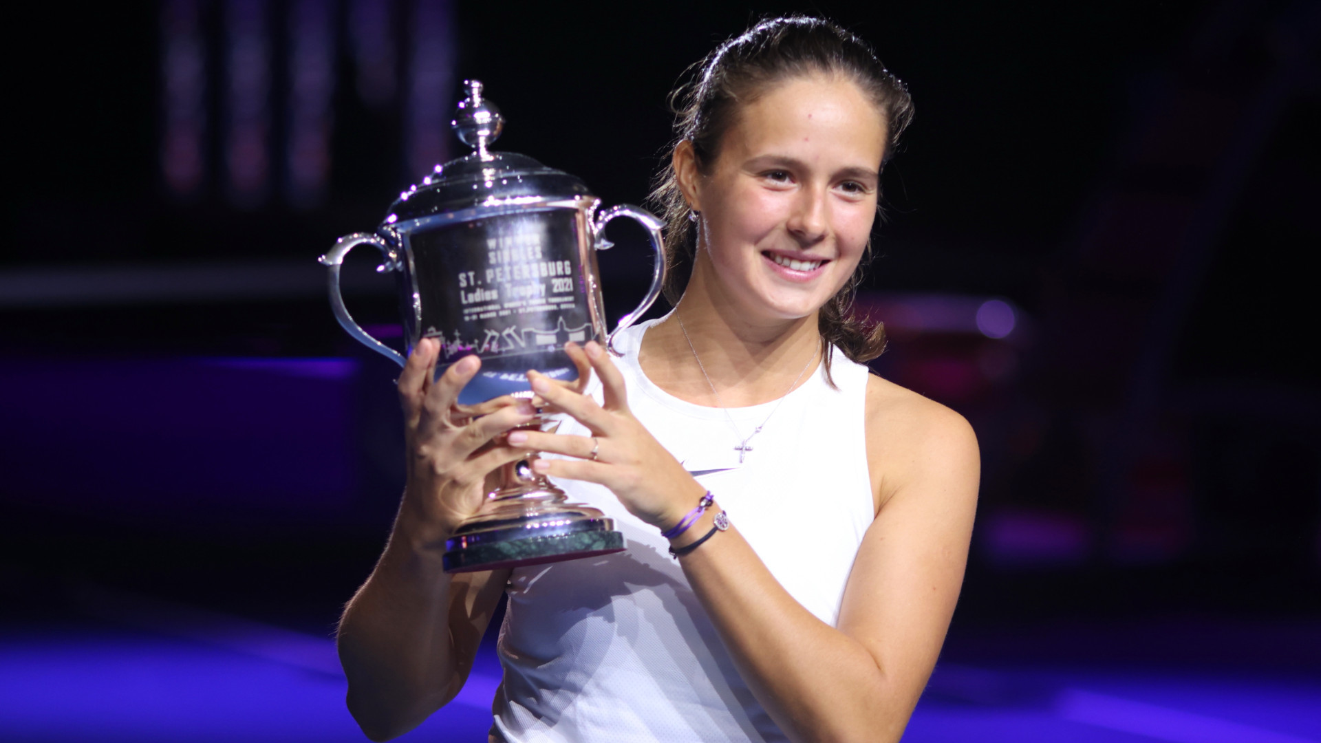 Den öppet homosexuella tennisspelaren Daria Kasatkina byter lojalitet från Ryssland till Australien