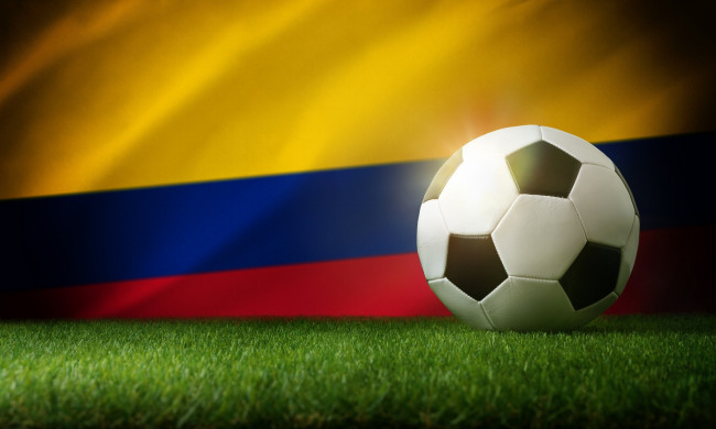 Den colombianske fotbollsspelaren Jáminton Campaz går under jorden efter att ha fått dödshot för att han inte gjorde mål i VM