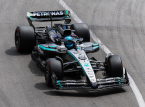 George Russell tar pole position i &Ouml;sterrike efter att Verstappen kraschat och undviker dubbelgult straff