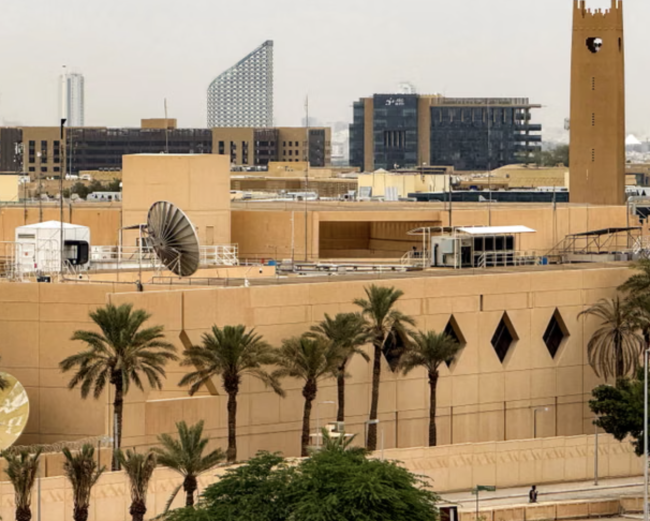 Fjärde dagen av konflikt: Iranska drönare attackerar USA:s ambassad i Riyadh, Israel skickar trupper in i Libanon