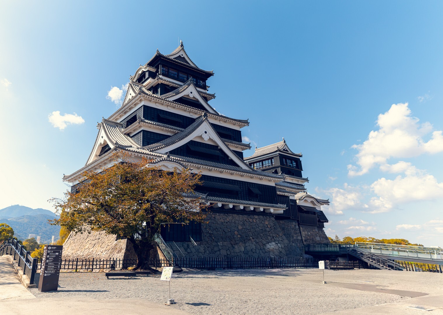 Jordbävningen med magnitud 7,1 drabbar Kumamoto i Japan, rapporter om skador, evakueringar och förstörelse