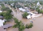 Översvämningar i Texas kräver minst 40 dödsoffer och räddningsarbetet fortsätter