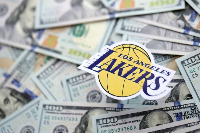 Det rekordhöga försäljningspriset för ett amerikanskt idrottslag slogs två gånger i år av NBA-franchises
