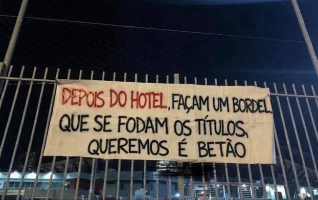 "Efter hotellet, bygg en bordell. i titlar, det vi vill ha är konkret", hävdar arga Benfica-fans