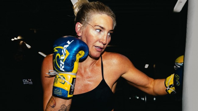 Amerikanskan Mikaela Mayer blir ny världsmästare i superweltervikt efter att ha besegrat Mary Spencer