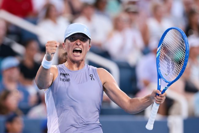 Iga Świątek bevisar att hon kan vinna på vilket underlag som helst när hon tar hem kronan i Cincinnati mot Paolini