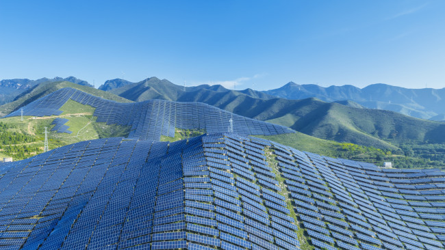 Kinas solenergiboom går utför efter en topp 2025