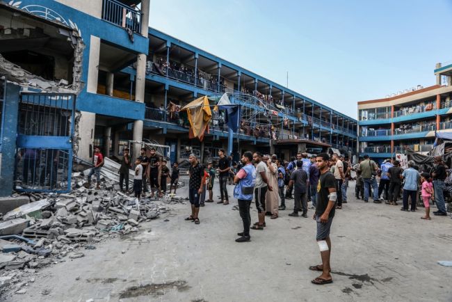 Israeliska flyganfall träffade en skola i Gaza och dödade 13 civila