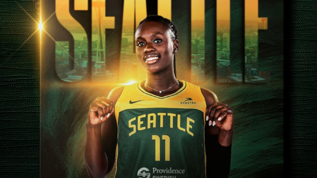 Spanska spelare skriver historia i WNBA-draften, som höjer lönerna i sitt 30:e år