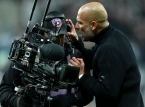 Pep Guardiola ber kameramannen om urs&auml;kt efter att ha tagit sina h&ouml;rlurar: "Jag sk&auml;ms"
