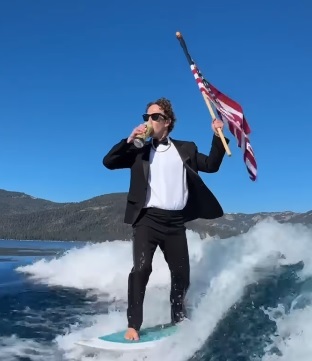 Mark Zuckerberg lyckas få sig själv att se mänsklig ut i en ny video från 4 juli