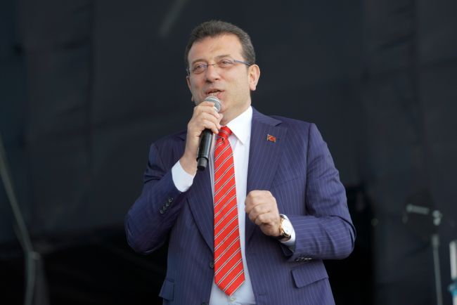 Istanbul-major fängslad i väntan på rättegång mitt i växande oroligheter